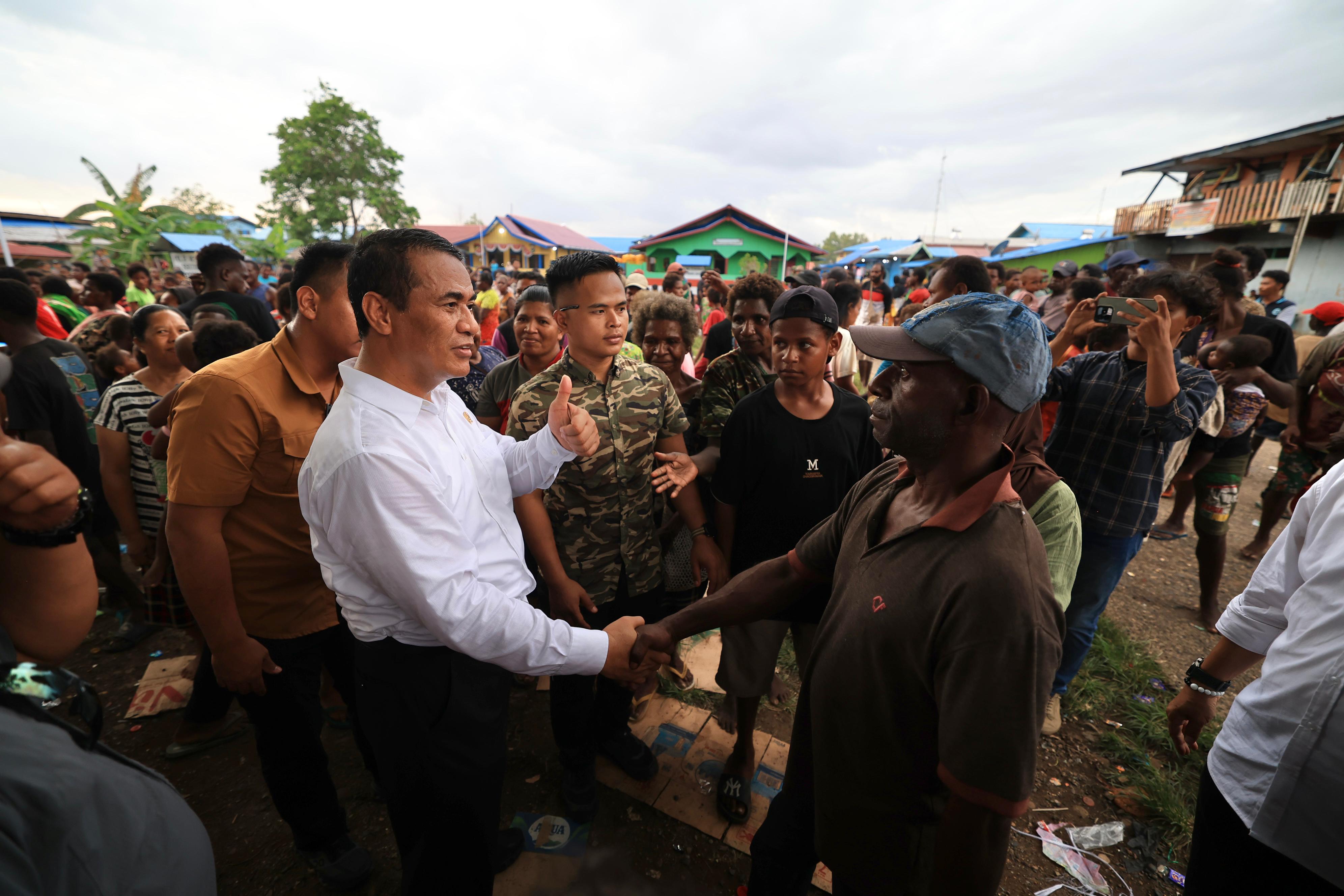 Menteri Pertanian Amran Salurkan Bantuan Benih dan Dorong Pertumbuhan Ekonomi Masyarakat di Kampung Wanam