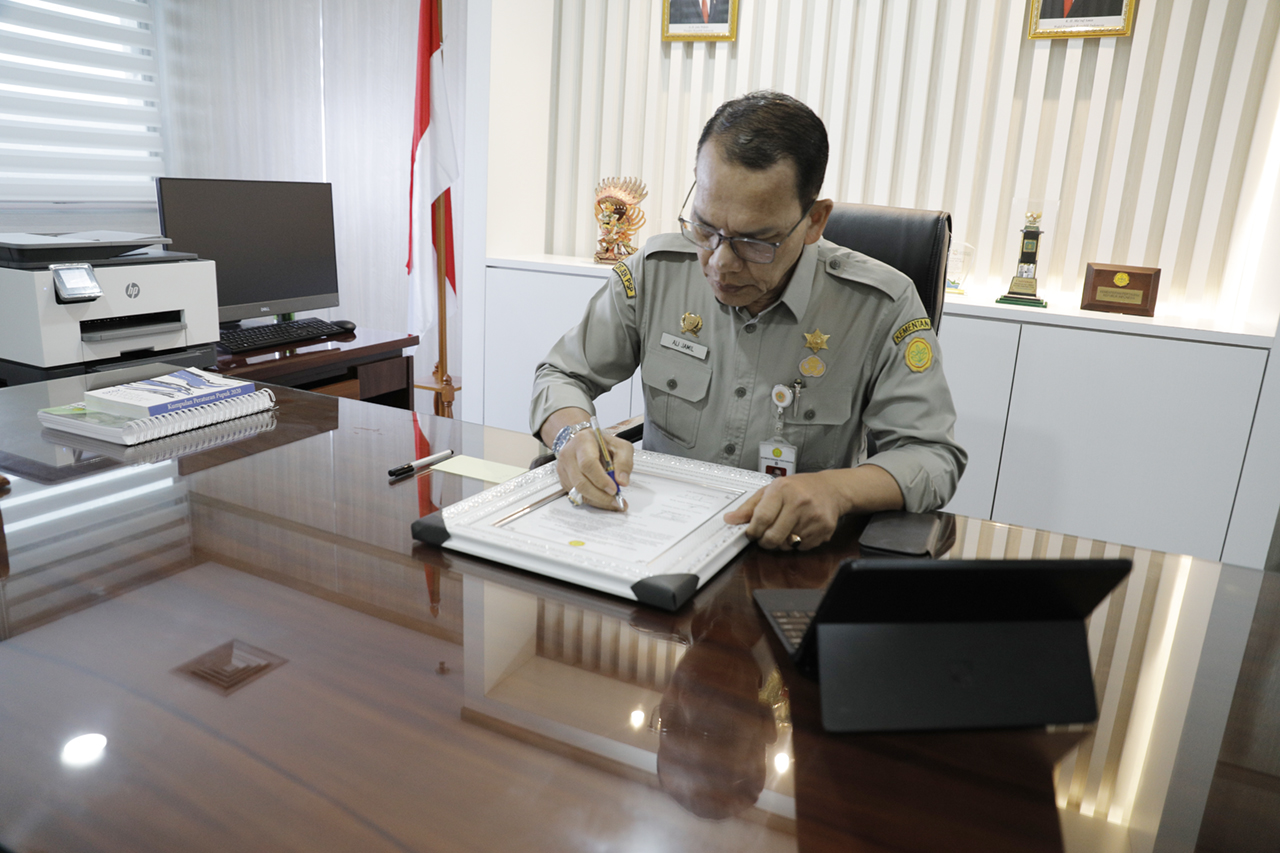 Dirjen PSP Ali Jamil Tandatangani Naskah Komitmen Keterbukaan Infomasi Publik 2023