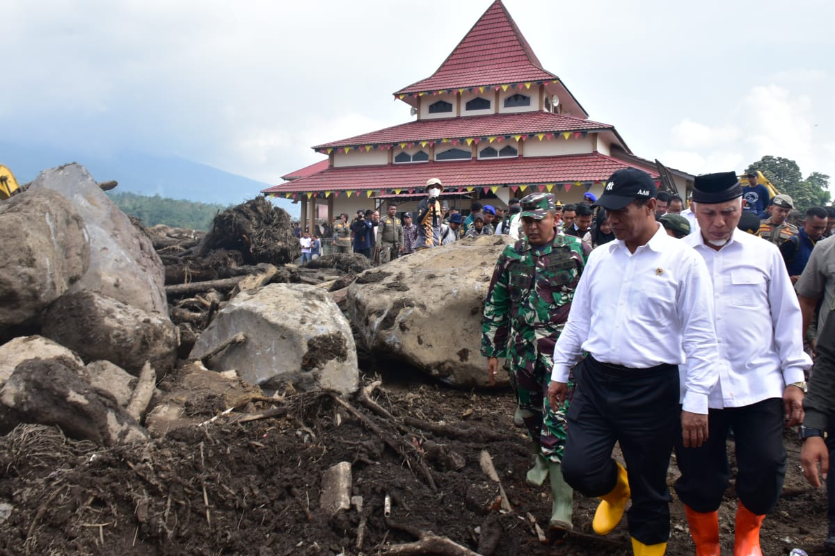 Mentan Amran Bantu Langsung Korban Banjir dan Longsor di Kabupaten Agam